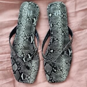 GAP Black and White Snakeskin Pattern Flip Flop Sandals